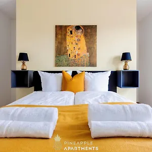  Apartment New! Pineapple Zwinger Iii